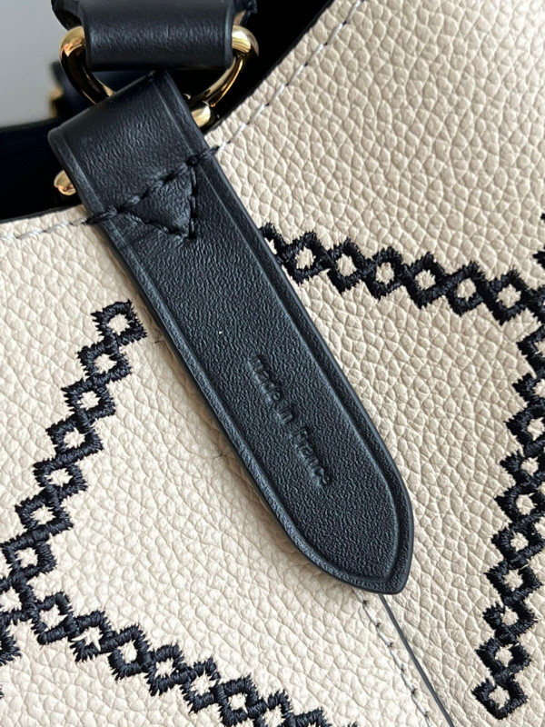 l0*is V*t0n nÉonoÉ bb