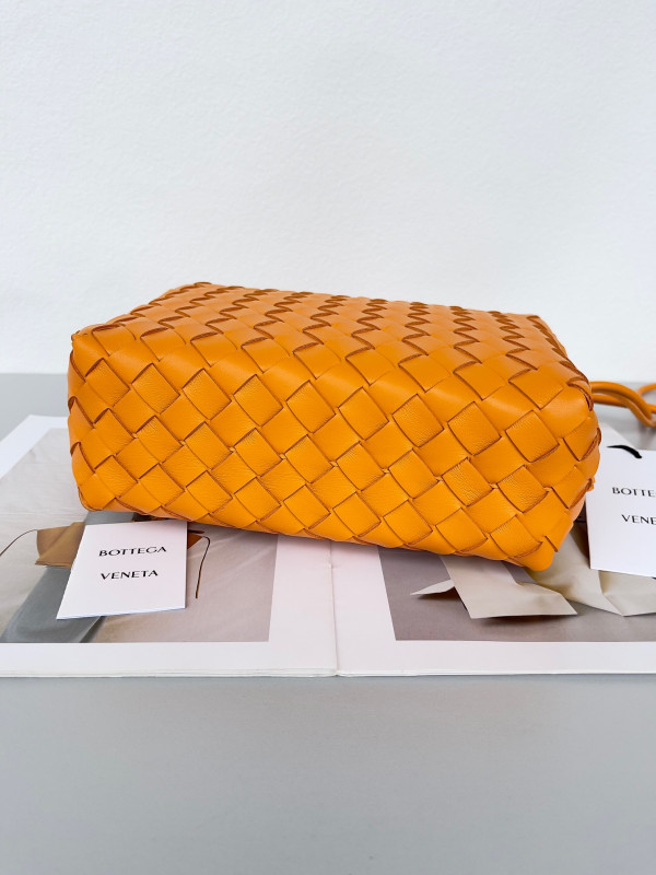 bo*te*ga Ve*ne*ta small loop camera bag