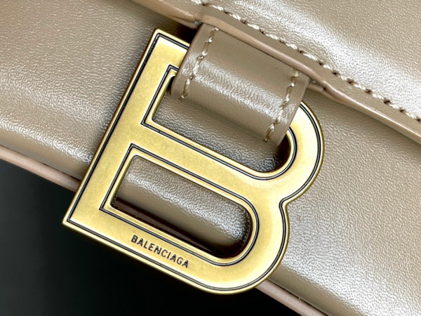 Ba*len*cia*ga hourglass