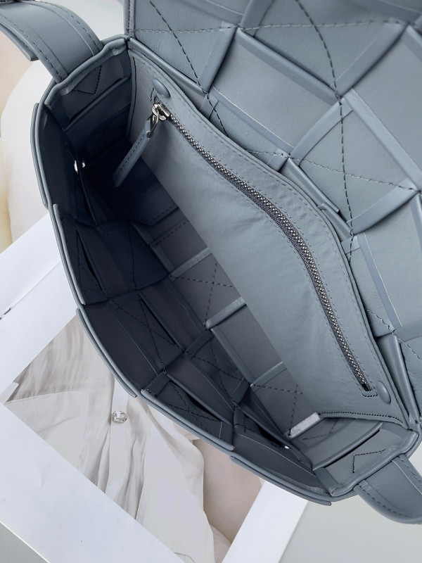 bo*te*ga Ve*ne*ta cassette