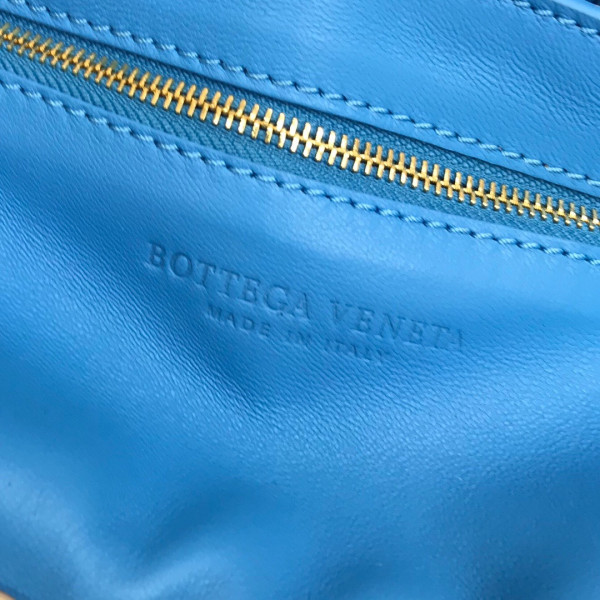 bo*te*ga Ve*ne*ta the chain cassette