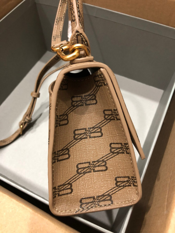 Ba*len*cia*ga hourglass