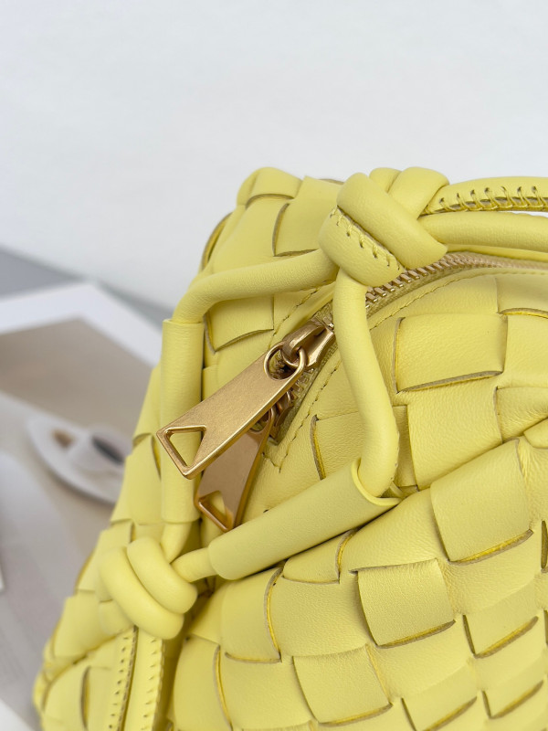 bo*te*ga Ve*ne*ta small loop camera bag