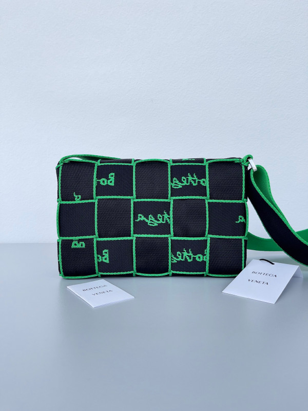 bo*te*ga Ve*ne*ta webbing