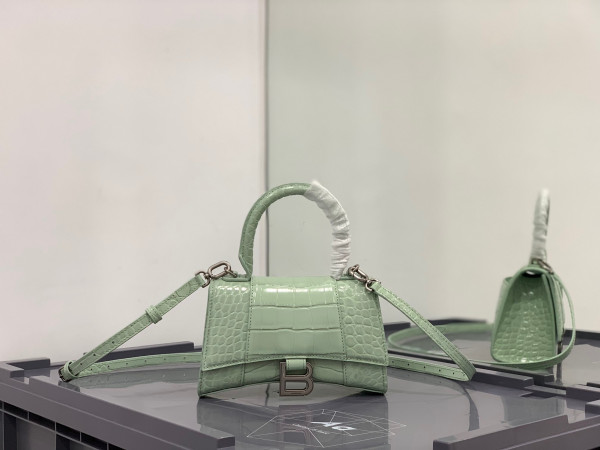 Ba*len*cia*ga hourglass