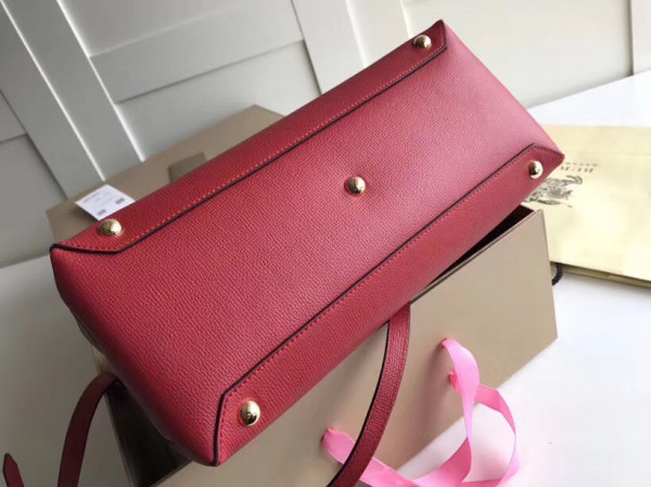 B**rry the medium banner in leather and house check