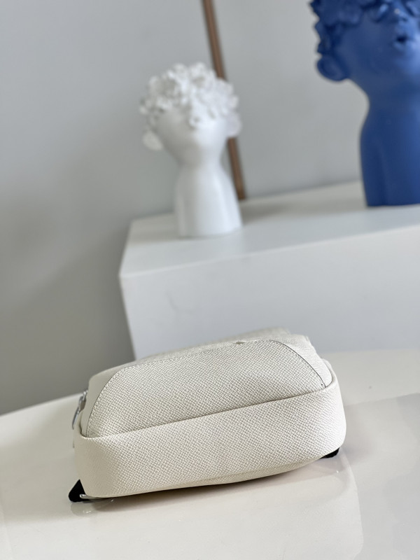 l0*is V*t0n avenue sling bag