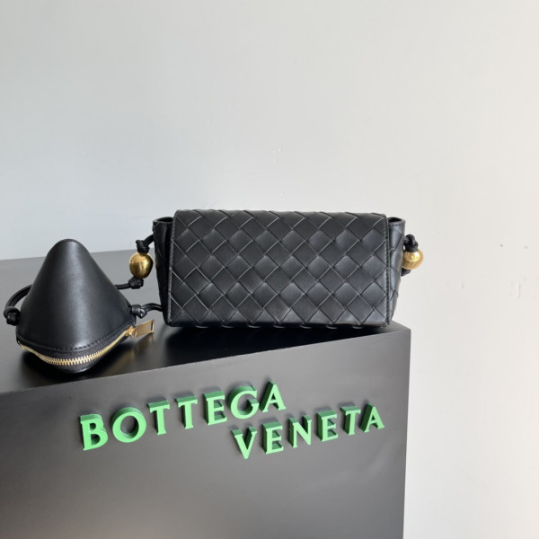 bo*te*ga Ve*ne*ta pouch on strap