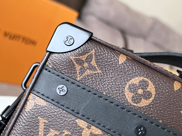 l0*is V*t0n handle soft trunk