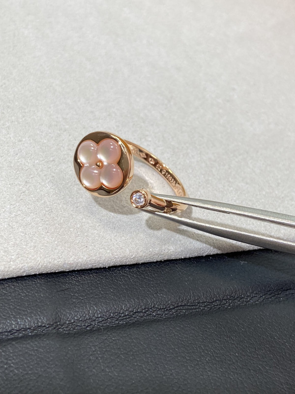 l0*is V*t0n earrings