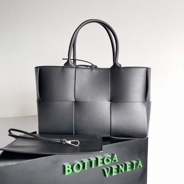 bo*te*ga Ve*ne*ta small arco tote bag