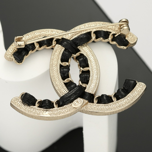 CL BROOCH