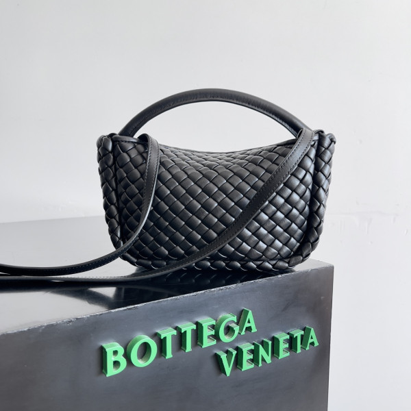 bo*te*ga Ve*ne*ta mini cobble top handle