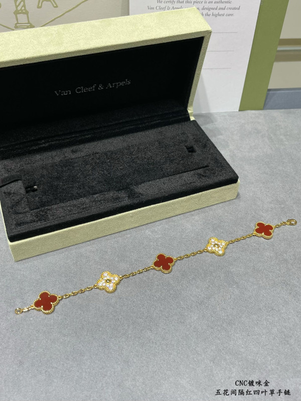 V*N CL*F&arpels perlée bracelet