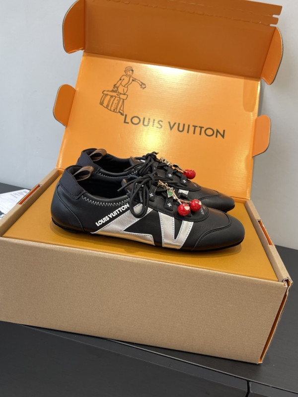 l0*is V*t0n sneakerina