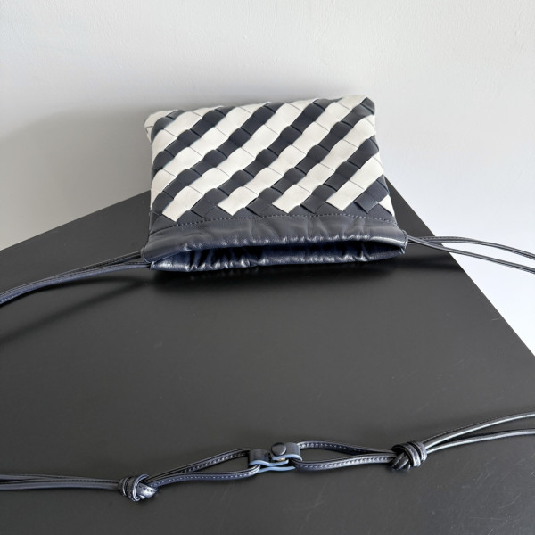 bo*te*ga Ve*ne*ta small dustbag