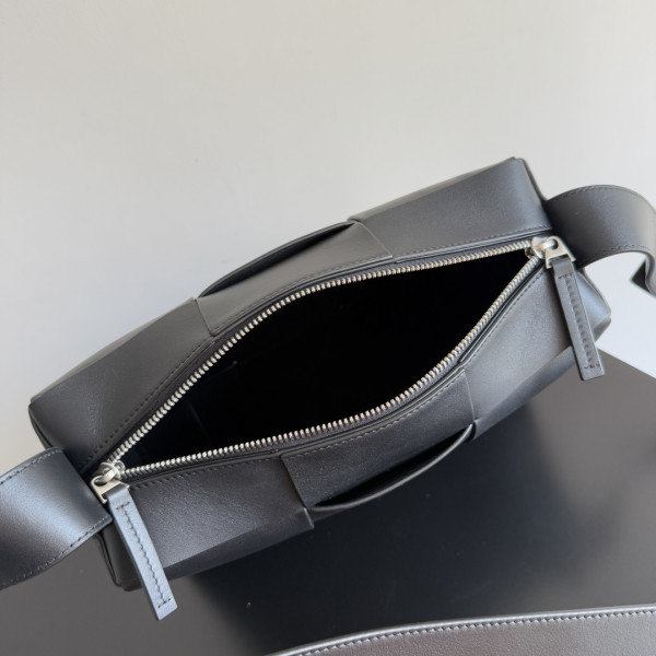 bo*te*ga Ve*ne*ta arco camera bag -28*18*9cm