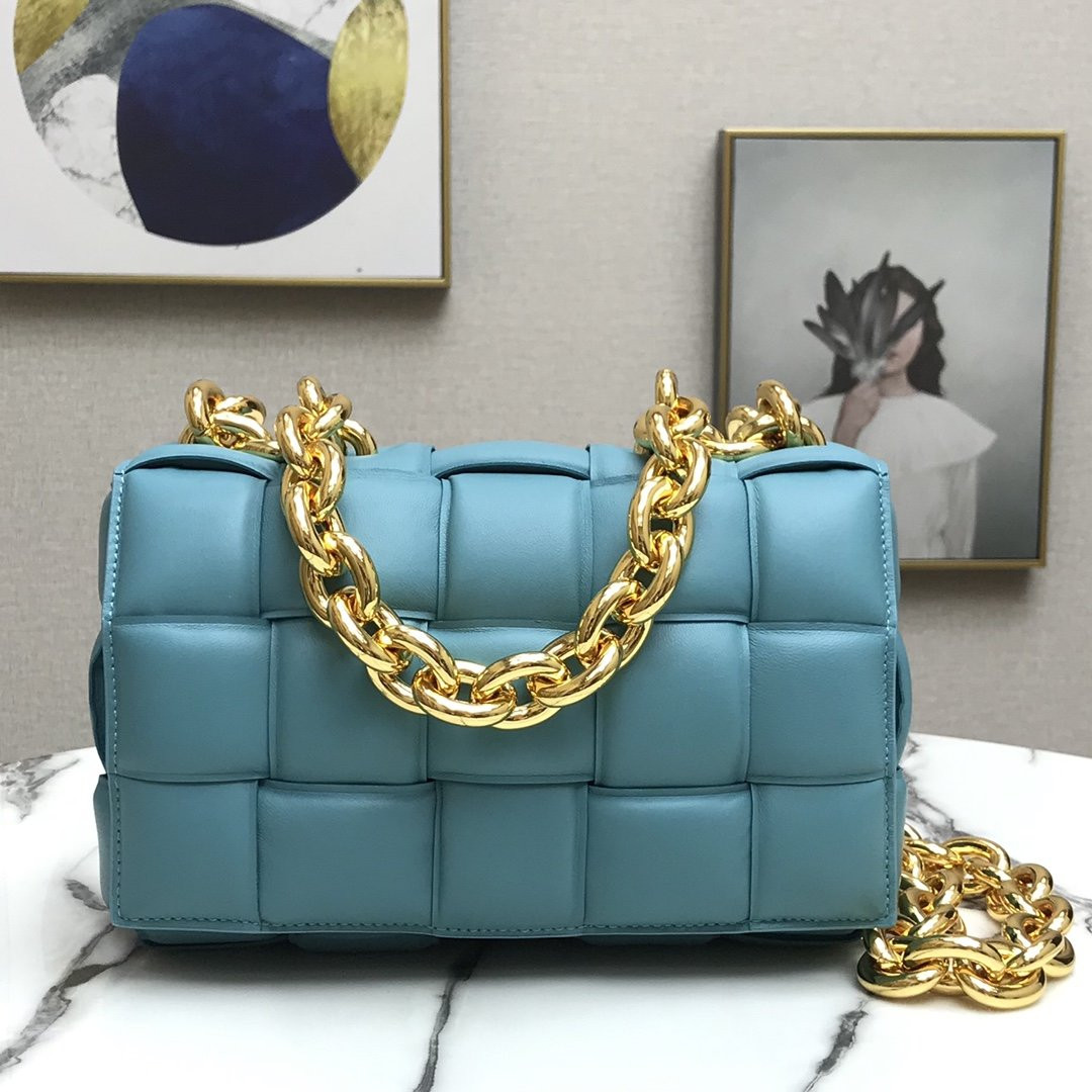 bo*te*ga Ve*ne*ta the chain cassette