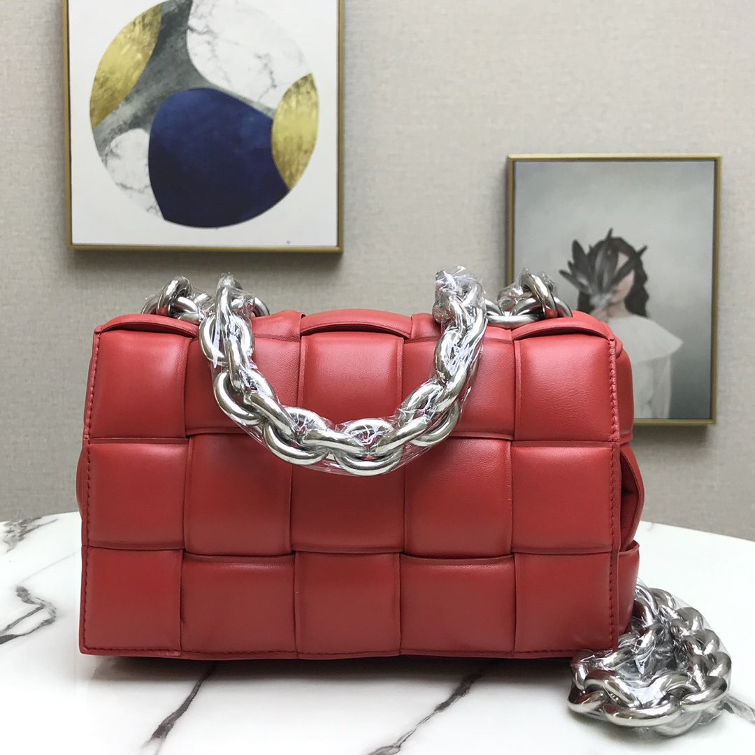 bo*te*ga Ve*ne*ta the chain cassette