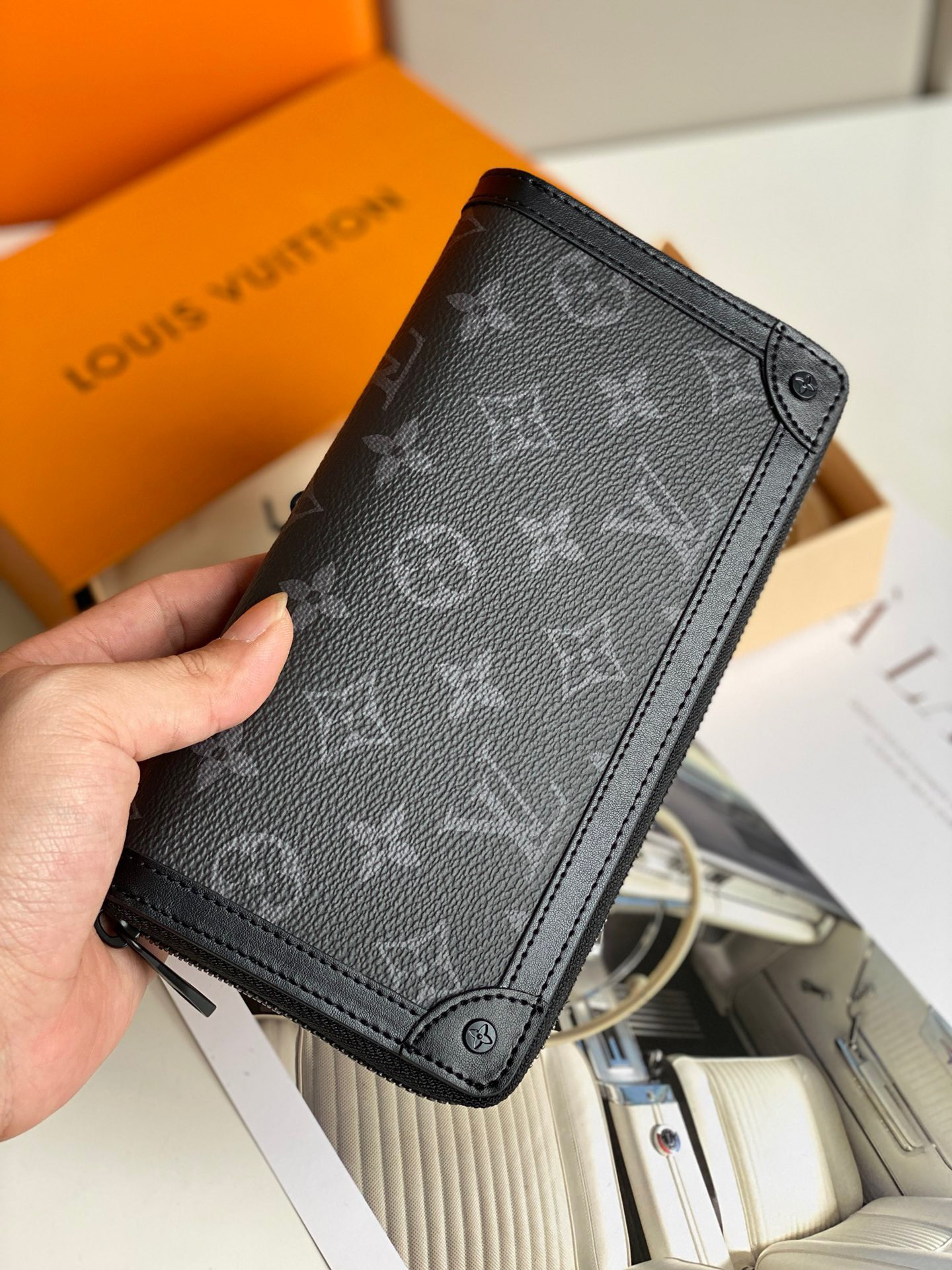 l0*is V*t0n zippy wallet trunk